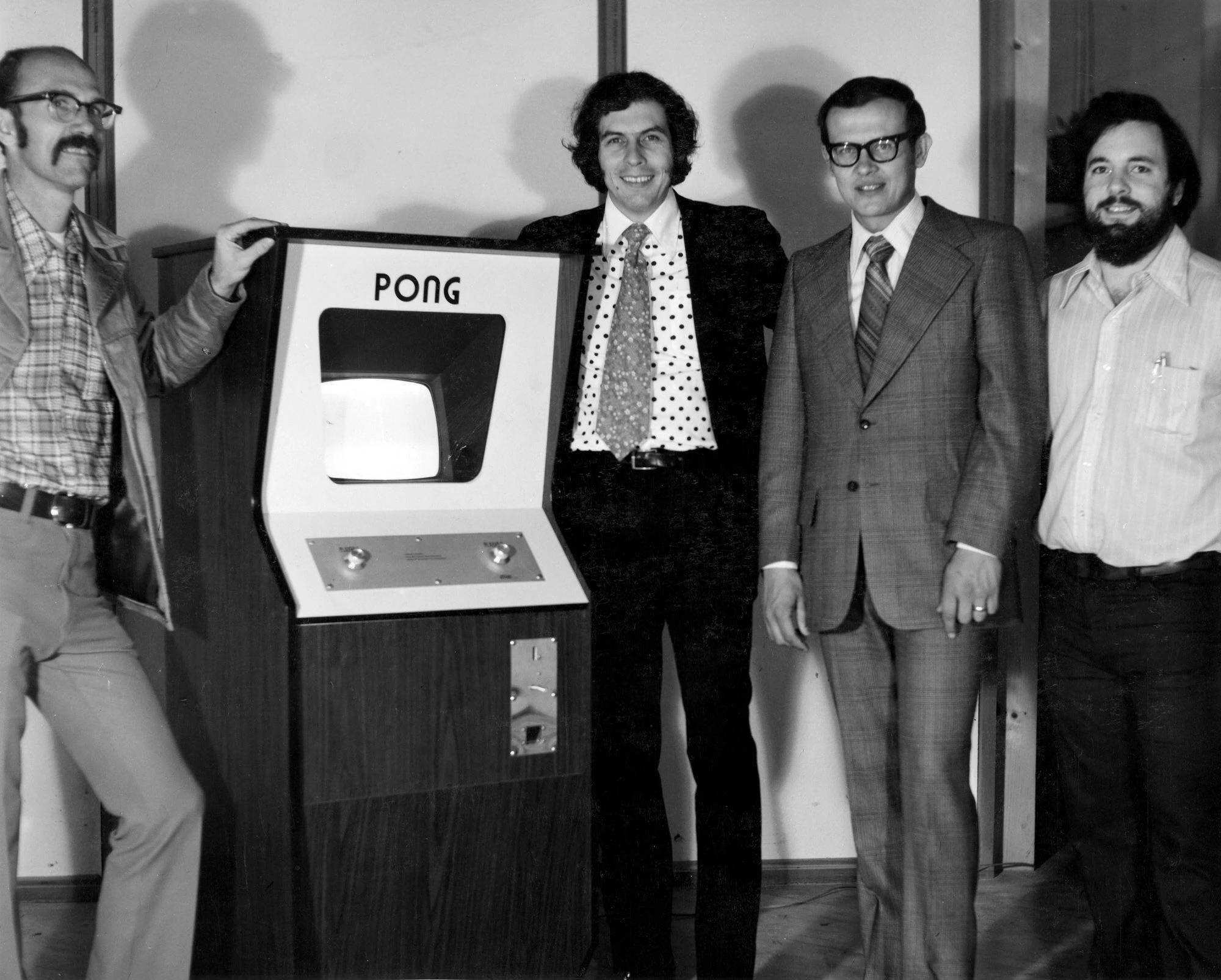 [Ted Dabney, Nolan Bushnell, Larry Emmons e Alan Alcorn]