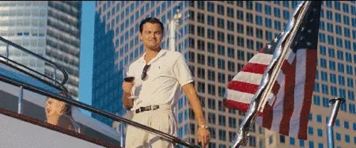 Leonardo DiCaprio alza il calice in un brindisi.